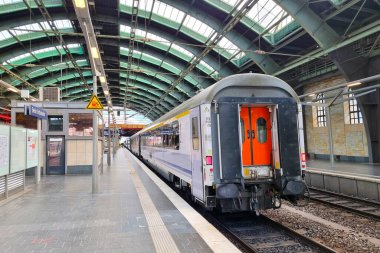 Berlin, Almanya, 2 Ekim 2022: Berlin 'deki tren istasyonu peronunda tren
