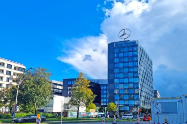 Berlin, Almanya, 2 Ekim 2022: Mercedes Benz logosu Berlin merkez binasının tepesinde