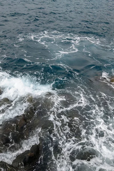 Fale Morza Lub Oceanu Rozbijają Się Skały Moc Wody — Zdjęcie stockowe