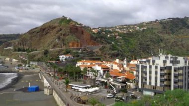 Bulutlu bir günde Madeira Adası sahili manzarası