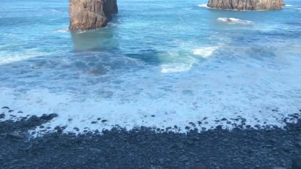 Een Golf Van Zee Oceaan Rolt Vulkanische Kust Van Het — Stockvideo