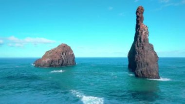 Madeira adası yakınlarındaki Atlantik Okyanusu 'ndaki fallik kayalar.