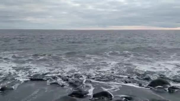 Fale Oceanu Spływają Piaszczystej Plaży Wulkanicznej — Wideo stockowe