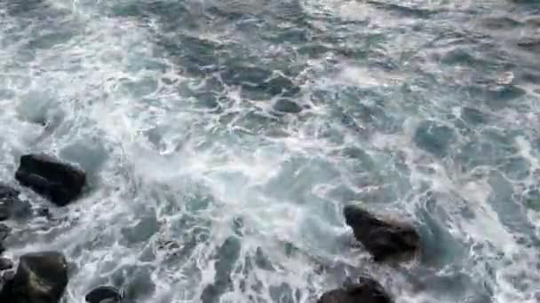 Oceánské Vlny Lámou Skály Vodní Pěny Šplouchání Vln Pohled Ptačího — Stock video