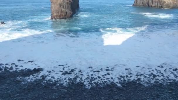 Okyanustan Gelen Beyaz Köpük Okyanus Kayalara Sahile Çarpıyor — Stok video
