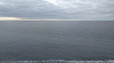 Doğanın deniz arka planı. Okyanusta bulutlu bir gün