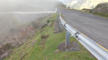 Sisli yüksek bir dağ yolu manzarası