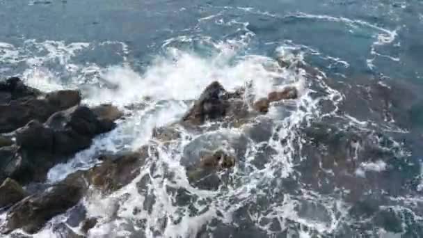 Widok Wysokości Fal Oceanu Lub Morza Które Myte Przez Skały — Wideo stockowe