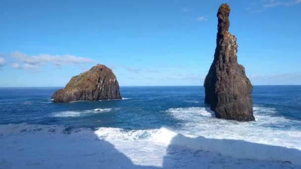 Zwei Felsen Ozean Spülen Die Wellen Brechen Wasserspritzer — Stockvideo