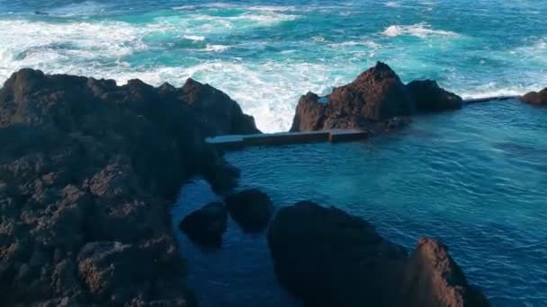 Mooie Turquoise Golven Oceaan Botsen Tegen Rotsen — Stockvideo