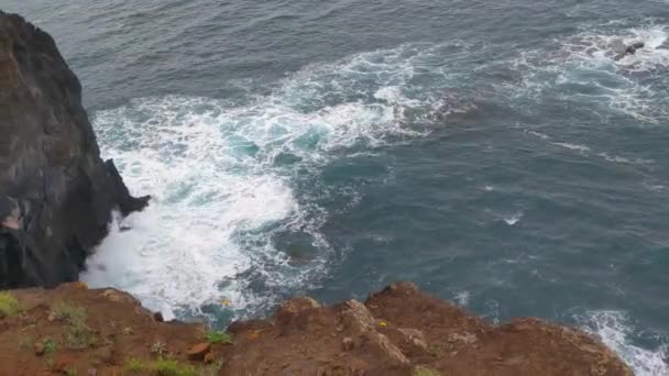 Uitzicht Vanaf Een Hoogte Aan Kust Van Het Eiland Oceaan — Stockvideo