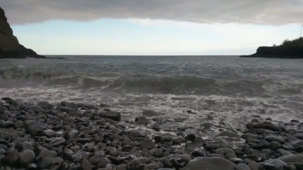 Bewölkter Morgen Meer Der Vormarsch Von Stürmen Und Großen Wellen — Stockvideo
