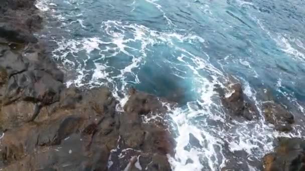 Voda Oceánu Nebo Moře Omývá Skály Kameny — Stock video