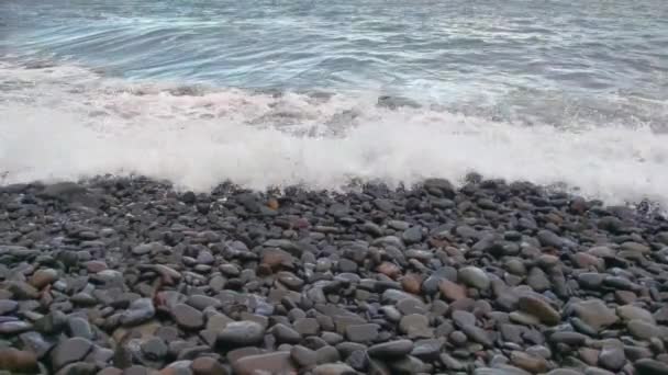 Eine Welle Des Meeres Rollt Die Felsige Küste Hinunter Ruhe — Stockvideo