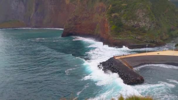 Costa Ilha Verde Madeira Oceano Atlântico Ondas Rolam Terra — Vídeo de Stock