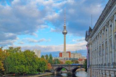 Berlin, Almanya, 2 Ekim 2022: TV kulesi Berlin 'in merkezinde Alexanderplatz' da yer almaktadır.