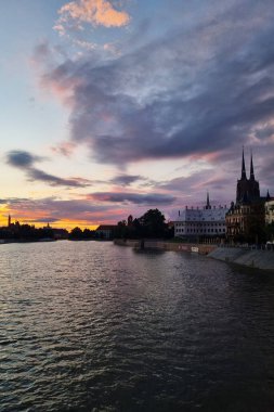 Wroclaw, Polonya, 10 Ağustos 2022: Wroclaw ve Odra nehrinde gün batımı