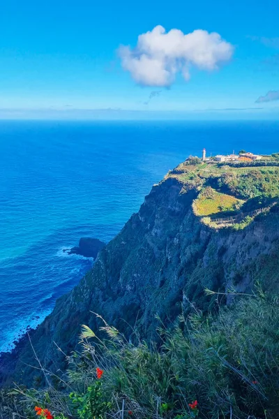 Vista Desde Una Altura Las Pintorescas Laderas Isla Océano — Foto de Stock