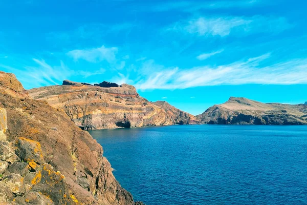 海に浮かぶマデイラ島の絵のような崖 火山岩 — ストック写真
