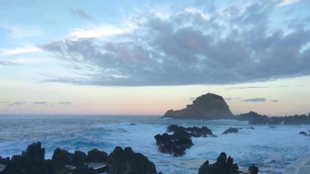 Όμορφο Ηλιοβασίλεμα Στην Ακτή Του Ωκεανού Και Του Νησιού — Αρχείο Βίντεο