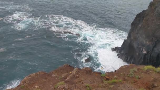 Vista Uma Altura Das Rochas Das Ondas Mar — Vídeo de Stock