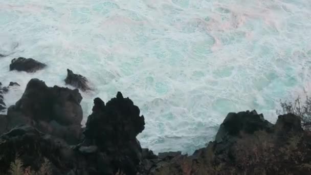 Large White Foam Waves Crash Rocks — Stock Video