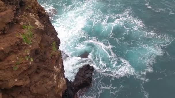 Bovenaanzicht Van Oceaan Golven Breken Rotsen Uitzicht Van Bovenaf — Stockvideo