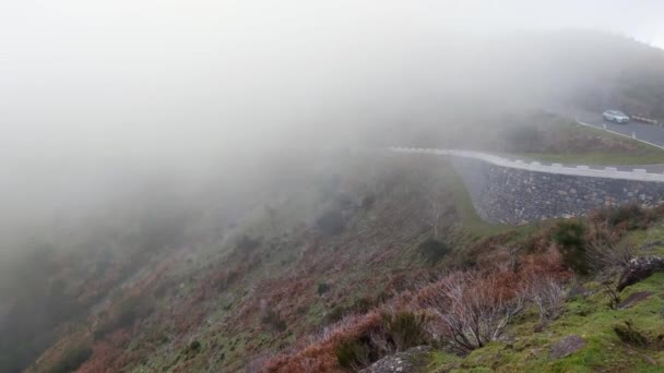 Автомобілі Їдуть Гірській Туманній Дорозі Небезпечне Водіння Погану Погоду — стокове відео