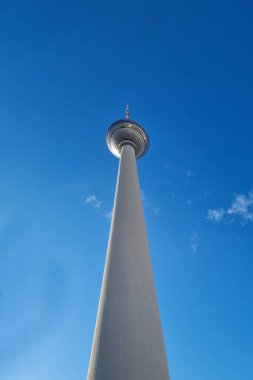 Berlin, Almanya, 2 Ekim 2022: Mavi gökyüzüne karşı Berlin TV kulesi