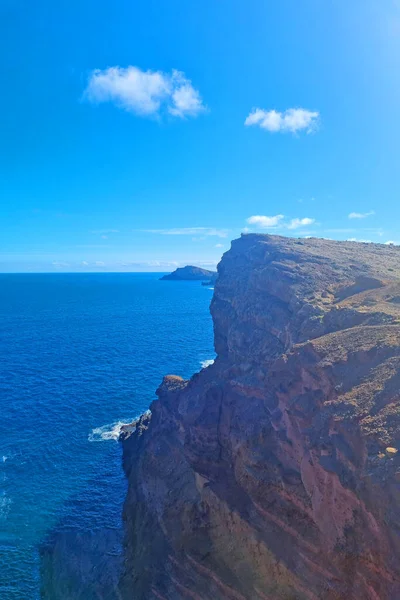 Okyanustaki Kayalıkların Adaların Manzarası Doğanın Arka Planı — Stok fotoğraf