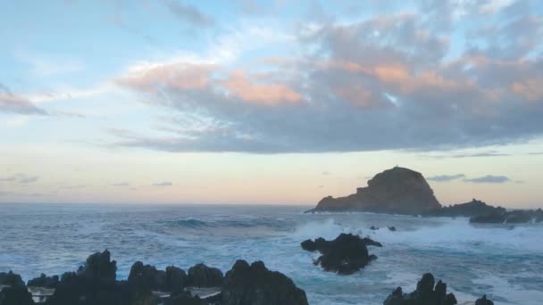 Όμορφο Ηλιοβασίλεμα Στην Ακτή Του Νησιού Κύματα Του Ωκεανού Συγκρούονται — Αρχείο Βίντεο