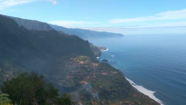 Atlantik Okyanusu Ndaki Madeira Adasının Kıyısında Kuş Bakışı — Stok video