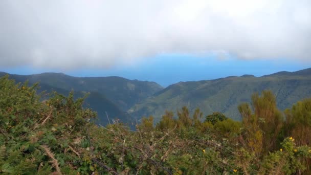 Dağların Yüksek Yeşil Yamaçlarının Manzarası Dağların Üzerinde Bulutlar — Stok video