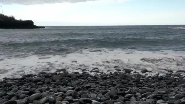 Хмарний День Березі Вулканічного Узбережжя Острова — стокове відео