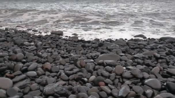 Blick Auf Die Felsige Küste Der Insel Vulkangestein Eine Welle — Stockvideo