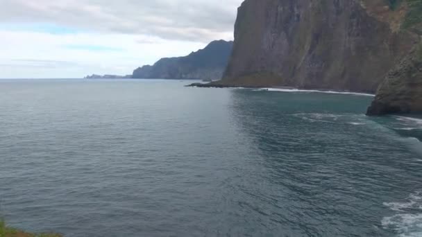 Krásný Výhled Oceánské Vlny Které Omývají Skály Ostrova — Stock video