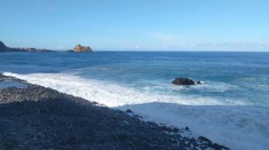 Adanın deniz manzarası çok güzel.