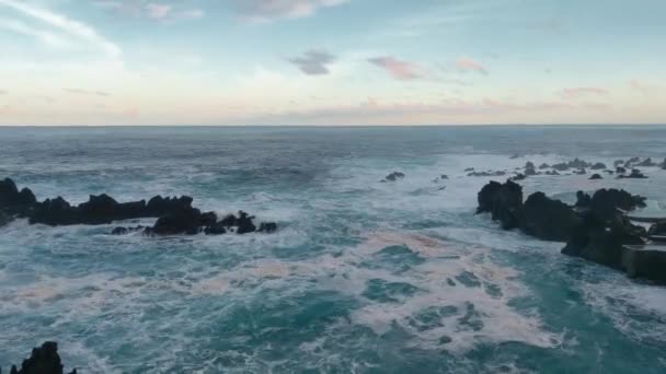 Olas Lavan Pequeñas Rocas Costa Isla — Vídeos de Stock
