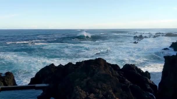 Piękne Fale Oceanu Zderzają Się Skałami Wybrzeża Wysp — Wideo stockowe