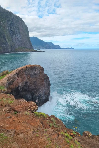 Adanın Kıyısı Turkuaz Dalgalar Kayalara Çarpar Ada — Stok fotoğraf