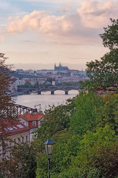 Praga Czechy Października 2022 Malowniczy Widok Słynny Most Rzekę Pradze — Zdjęcie stockowe