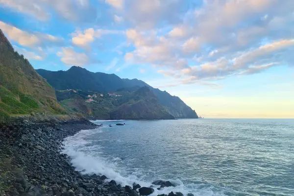 Schöner Malerischer Sonnenuntergang Ufer Der Insel Ruhe Auf Dem Meer — Stockfoto