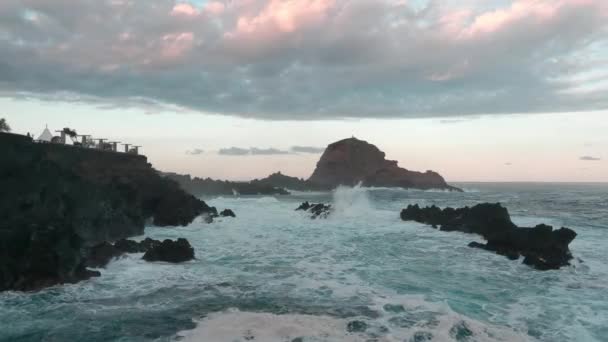 Blick Auf Die Felsige Küste Ozean Bei Sonnenuntergang — Stockvideo