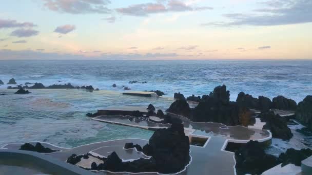 Όμορφο Ηλιοβασίλεμα Στον Ωκεανό Ξεκουράσου Στο Νησί Τροπικό Κλίμα — Αρχείο Βίντεο