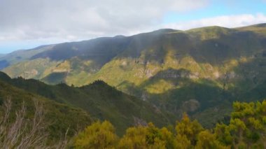 Ada dağlarının yeşil yamaçları. Güzel dağlar