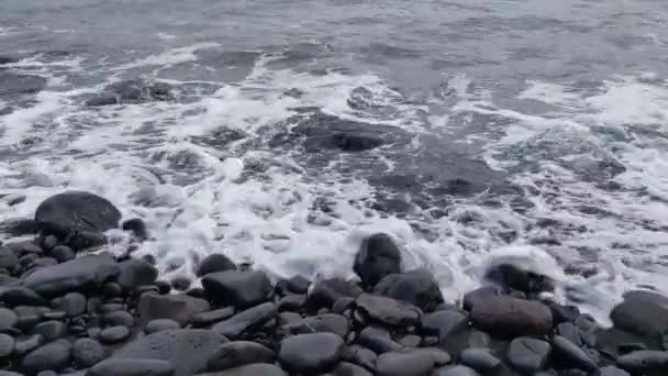 Das Dunkle Wasser Des Ozeans Wälzt Sich Vulkanstrand — Stockvideo