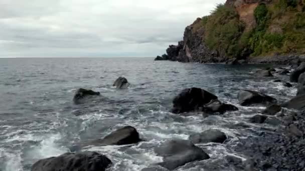 Όμορφη Ακτή Του Νησιού Στον Ωκεανό Μια Συννεφιασμένη Μέρα — Αρχείο Βίντεο