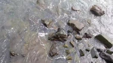 Anakaranın kayalık kıyılarından bak.
