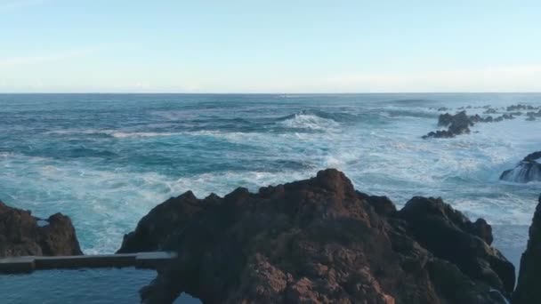 Grote Golven Van Oceaan Storten Neer Tegen Kust Kust Van — Stockvideo