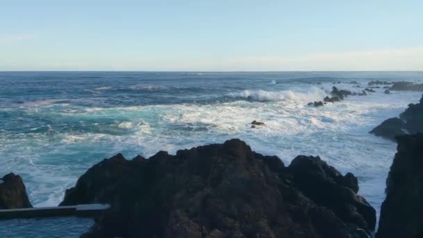 Okyanusun Güzel Dalgaları Kayalara Çarpıyor — Stok video
